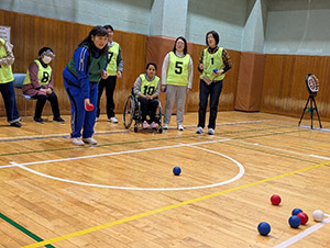 ユニバーサルスポーツフェスティバルでボッチャを楽しむビャンバさん