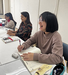 日本語の勉強。ミトゥさんラクシミさんと楽しそうに授業を受けている様子。