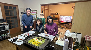 年末年始のホームステイ。ホストファミリーと山口県名物の瓦そばを囲むココさん
