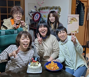 ホームステイ先で誕生日会を祝っていただきみんなで記念撮影