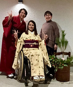 年末年始のホームステイで黄色の着物を着たラクシミさん