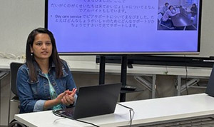 自分史を発表するラクシミさん